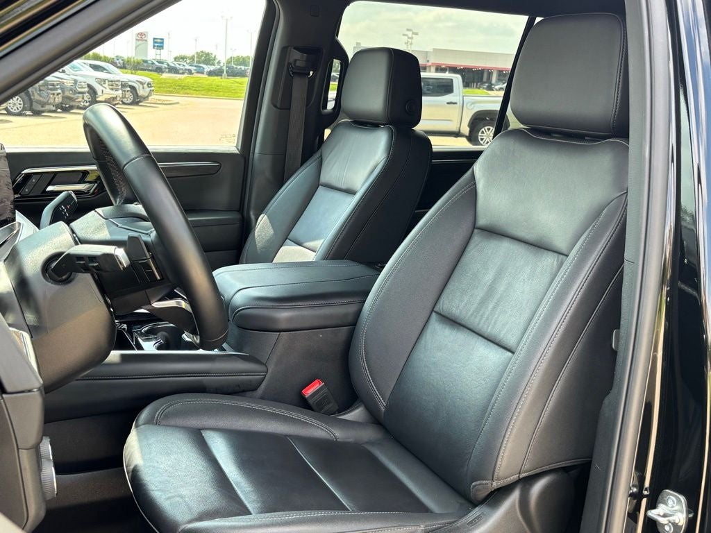 2025 Chevrolet Suburban LT
