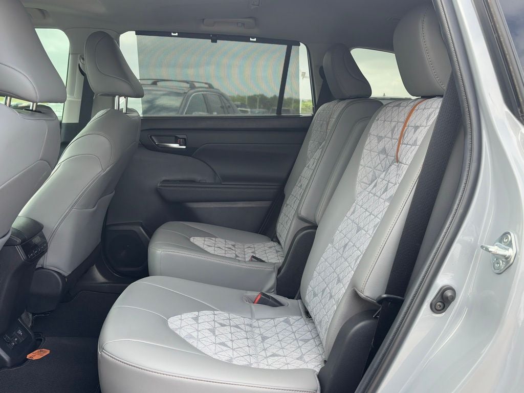 2023 Toyota Highlander Hybrid Bronze Edition