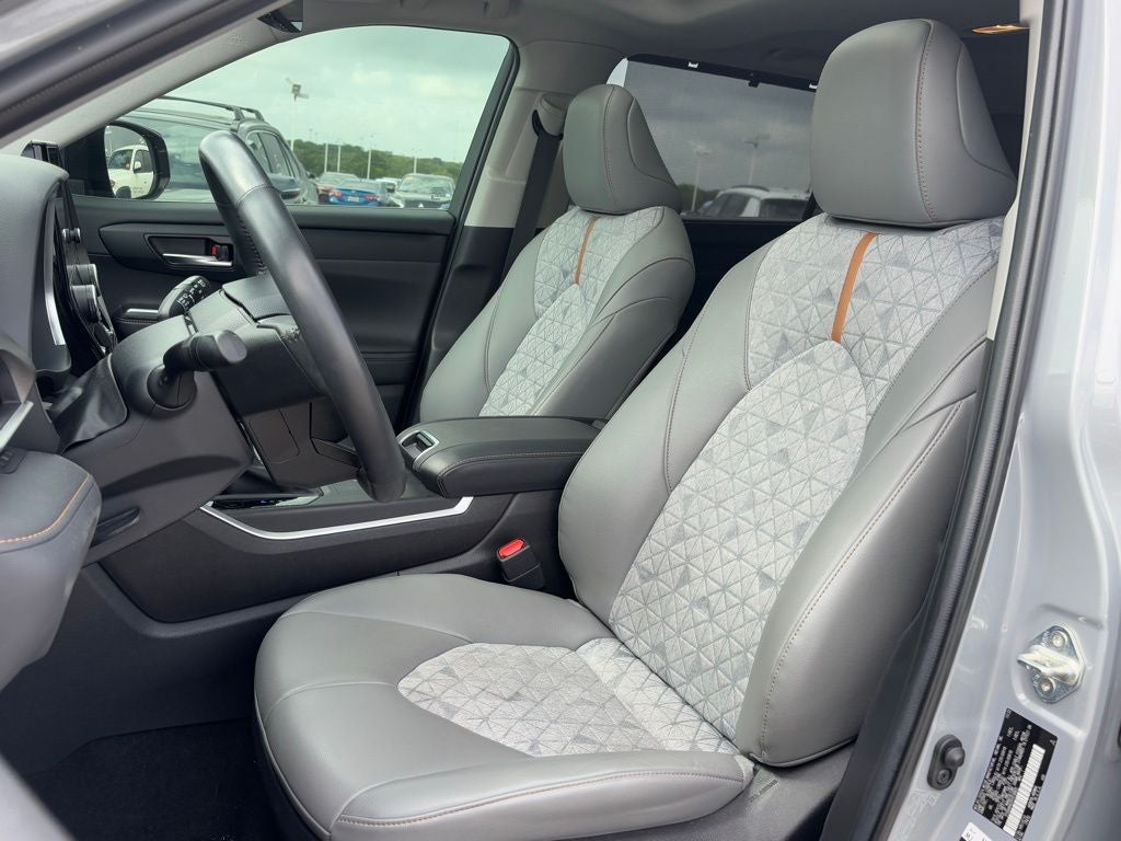 2023 Toyota Highlander Hybrid Bronze Edition