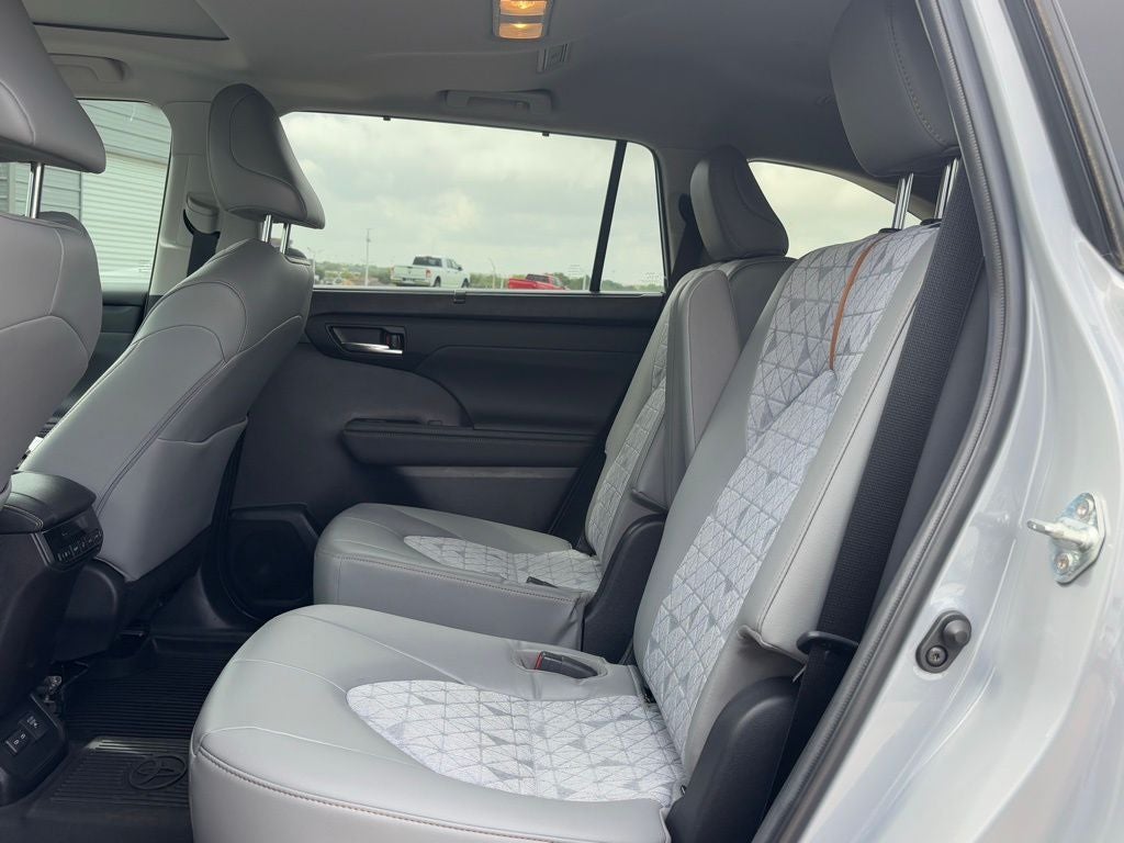 2023 Toyota Highlander Hybrid Bronze Edition