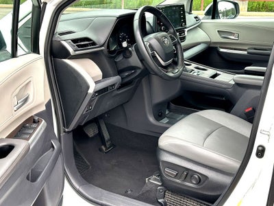 2024 Toyota Sienna XLE 8 Passenger
