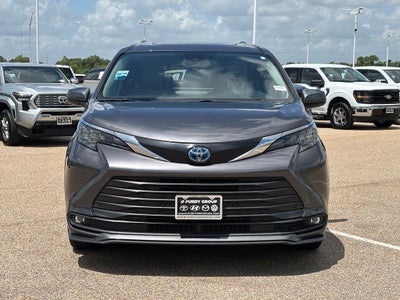 2025 Toyota Sienna XLE 8 Passenger