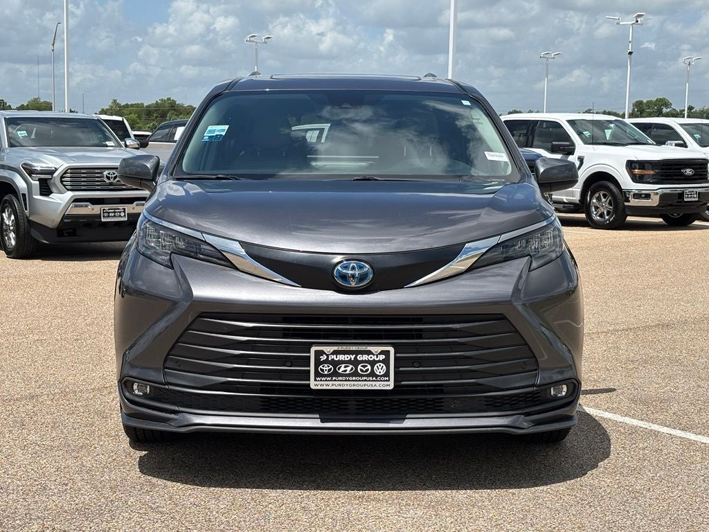 2025 Toyota Sienna XLE 8 Passenger