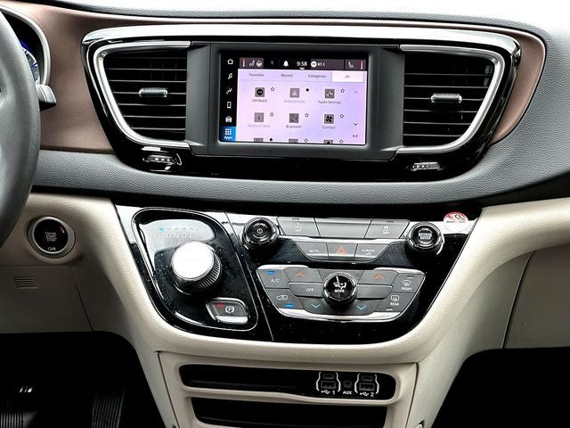 2022 Chrysler Voyager LX