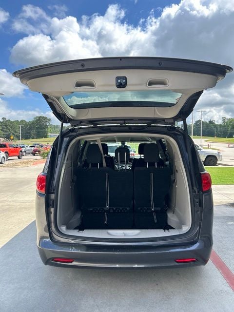 2022 Chrysler Voyager LX