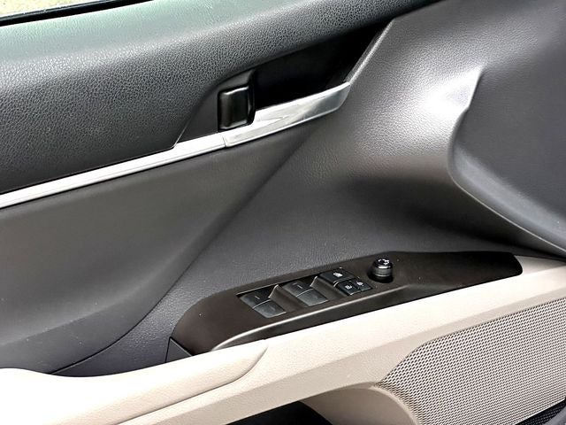 2022 Toyota Camry Hybrid SE