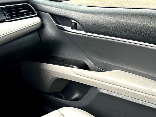 2022 Toyota Camry Hybrid SE