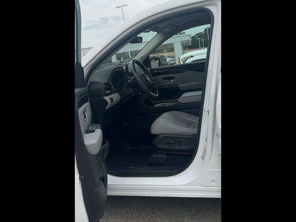 2023 Honda Pilot EX-L w/Rear Captain's Chairs