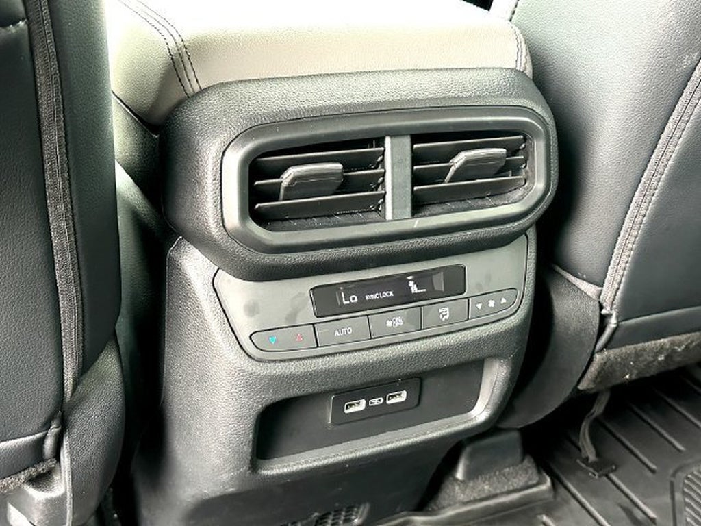 2023 Honda Pilot EX-L w/Rear Captain's Chairs