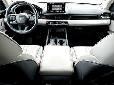 2023 Honda Pilot EX-L w/Rear Captain's Chairs
