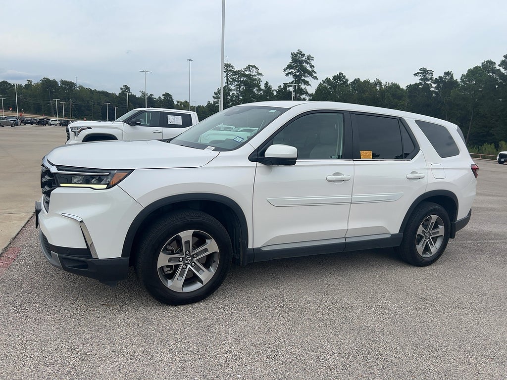 2023 Honda Pilot EX-L w/Rear Captain's Chairs