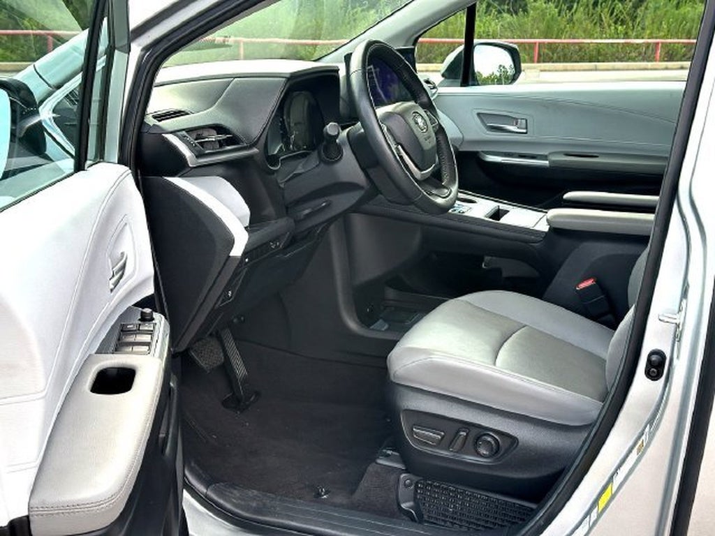2025 Toyota Sienna XLE 8-Passenger