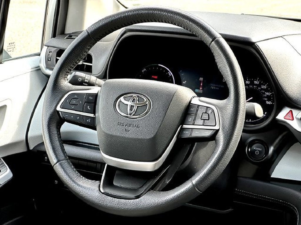 2025 Toyota Sienna XLE 8-Passenger