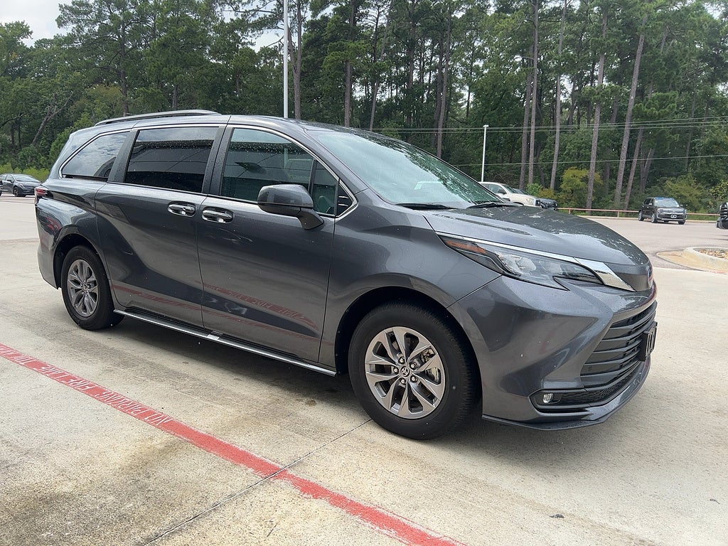 2025 Toyota Sienna XLE 8-Passenger