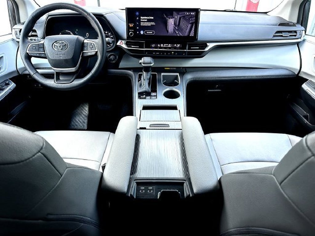 2025 Toyota Sienna XLE 8-Passenger