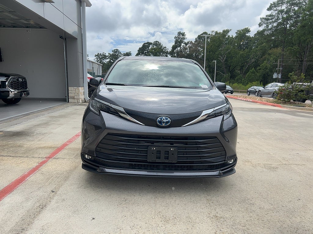 2025 Toyota Sienna XLE 8-Passenger