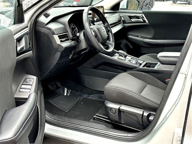 2022 Mitsubishi Outlander ES