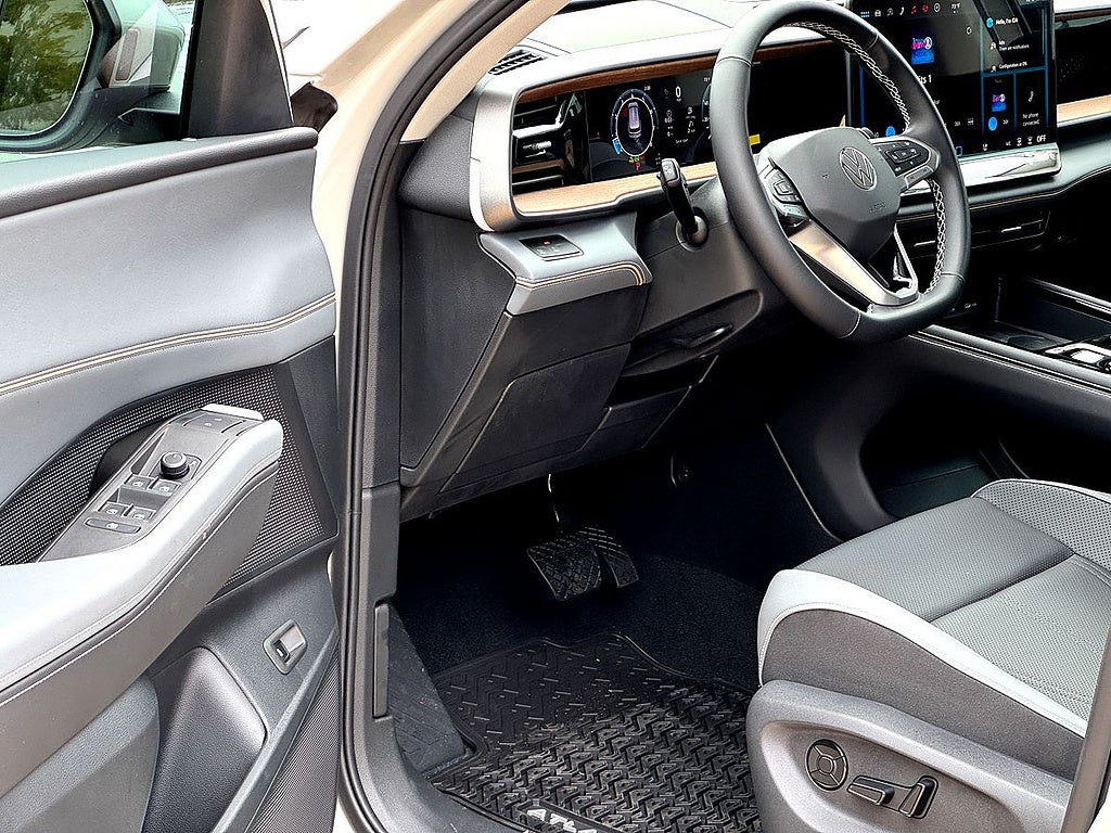 2027 Volkswagen Atlas SE w/Technology